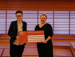 Luzia Wullschleger erhält den Förderpreis für ihre Bachelorarbeit.