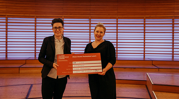 Luzia Wullschleger erhält den Förderpreis für ihre Bachelorarbeit.